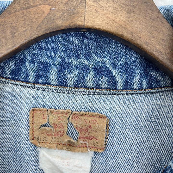 Vintage Levi's Button Up Trucker Medium Wash Blue Denim Jacket Size 40